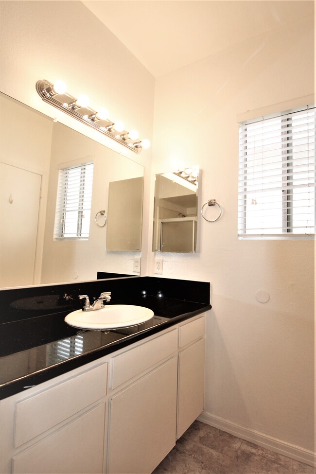 Foto del edificio - 14945 Moorpark St