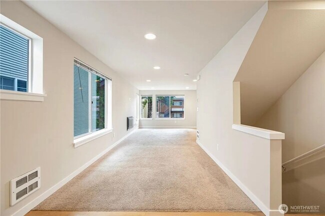 Building Photo - Urban Townhome in Lake City – 3B/2B, Garag...