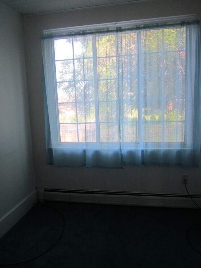 Bigger Bedroom - 732 Grandview Ave