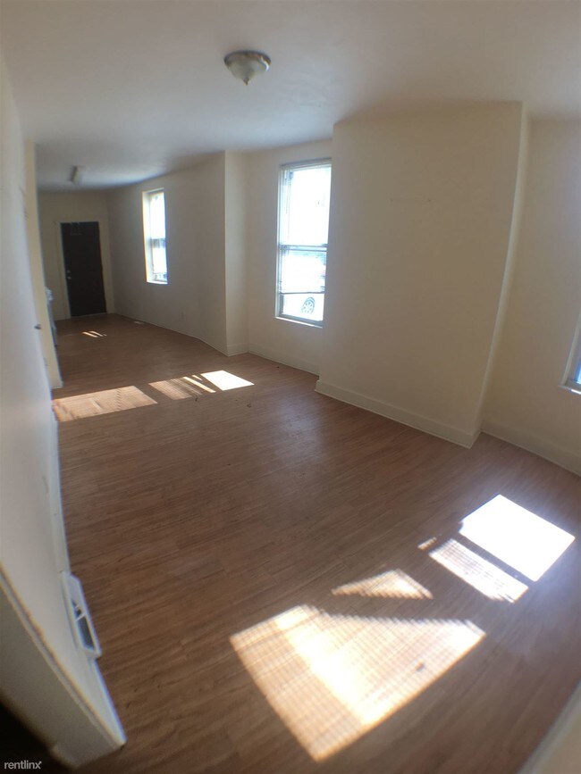 Building Photo - 5840 Pierce St
