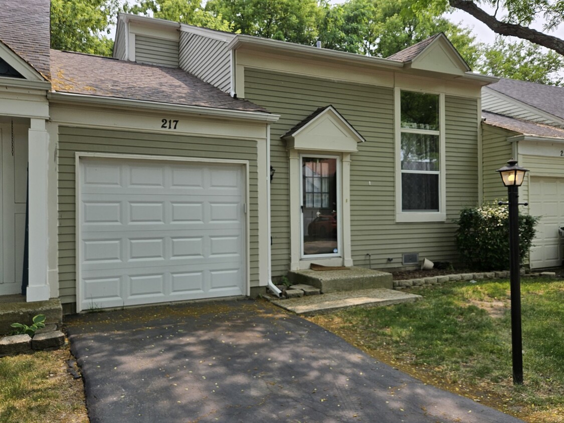 Primary Photo - 217 W Fairfield Ct