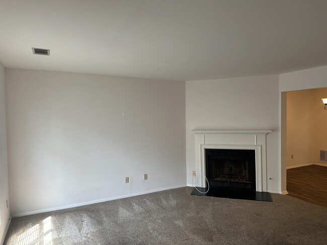 Building Photo - 5725 Wells Cir