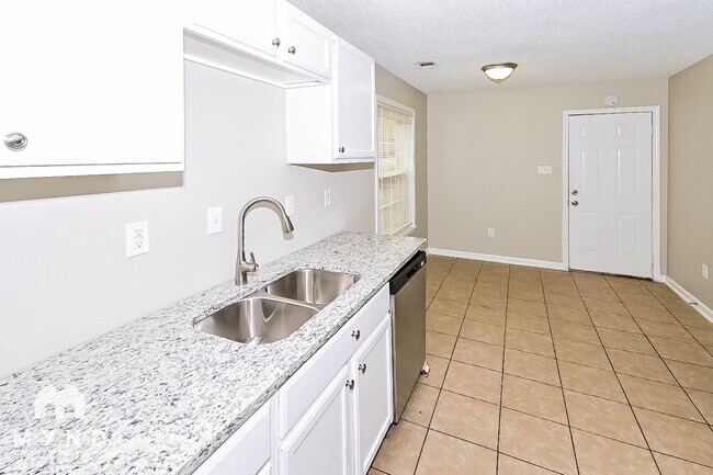 Foto del edificio - 7792 Lowrance Rd