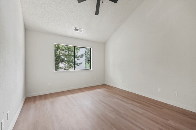Building Photo - 16800 Sugar Pine Dr