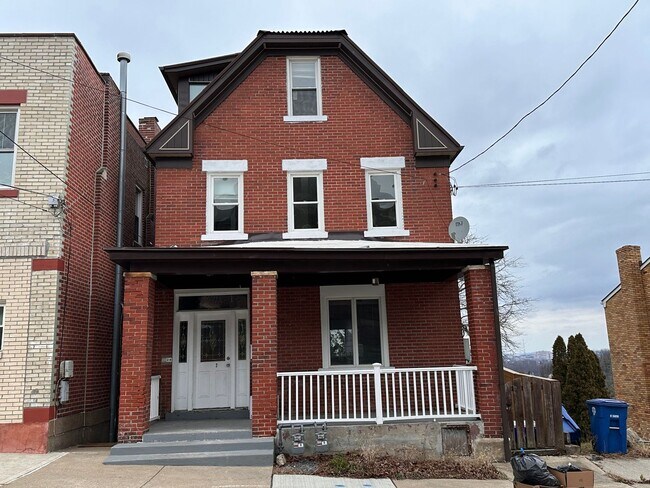 Building Photo - Spacious 4 2.5 bath home