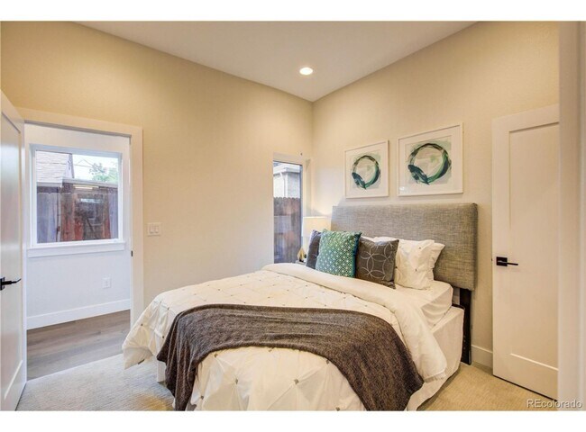 Foto del edificio - Unbelievable 2 Bed + Den Townhome - The Ul...