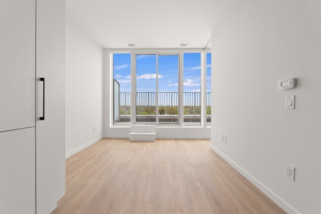 Building Photo - 689 The Queensway