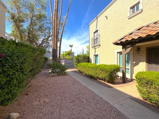 Building Photo - 7290 E Rancho Vista Dr
