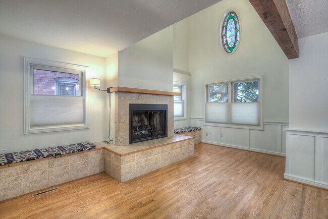 Foto del edificio - 3 Bedroom Townhome Steps from Downtown Bou...