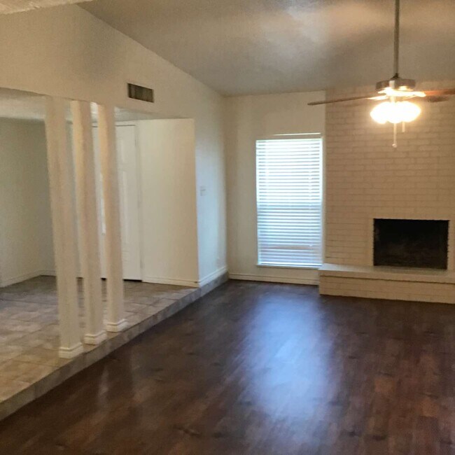Building Photo - 2622 Meadowview Dr