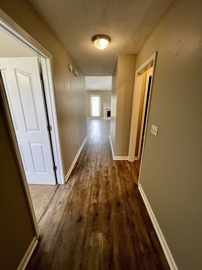 Foto del edificio - All Blackman Schools.  3 or 4 Bedrooms.  3...