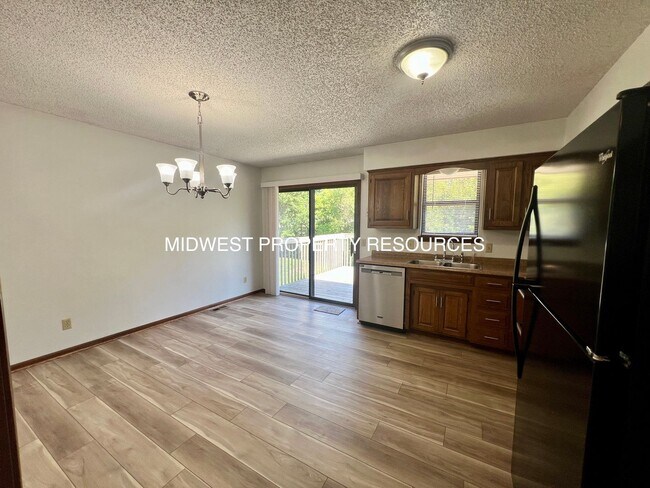 Foto del edificio - Freshly Updated 3 Bedroom Duplex