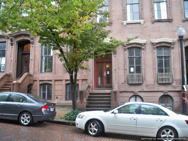 Foto del edificio - 22 E Mt Vernon Pl