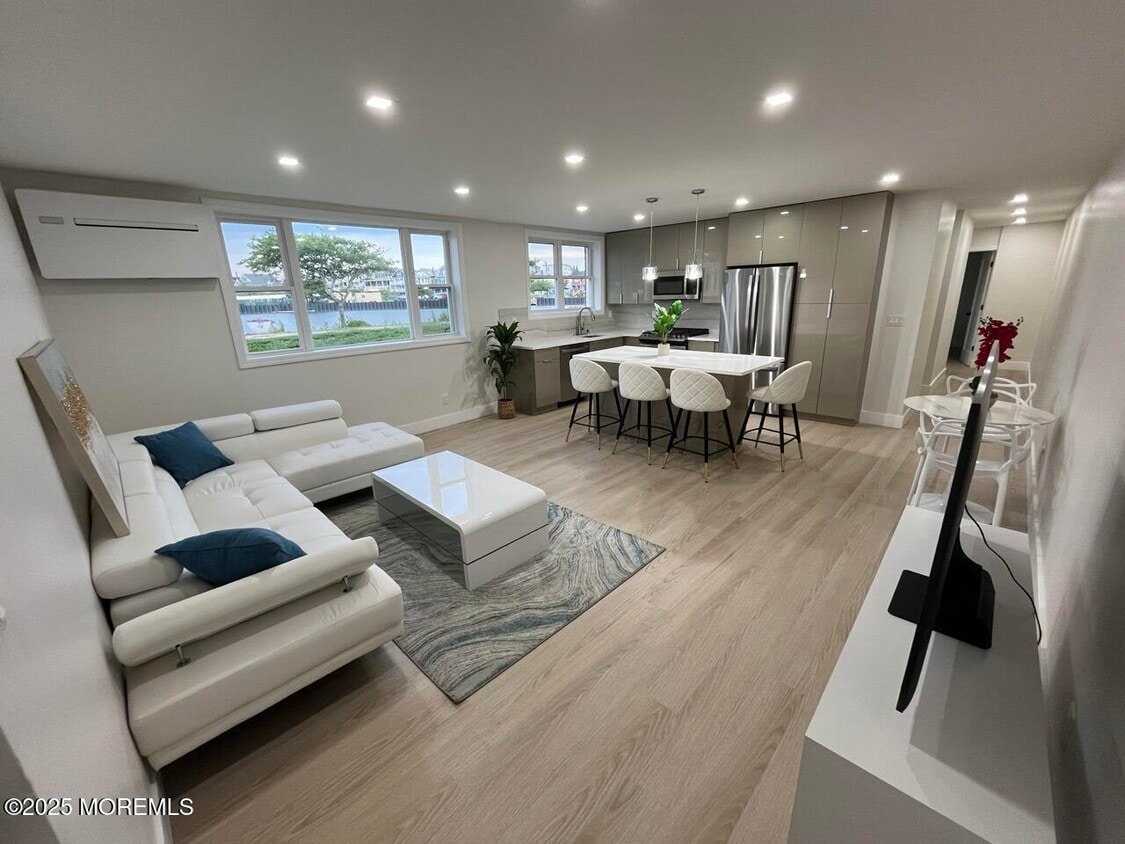 Foto principal - 1217 Ocean Ave N