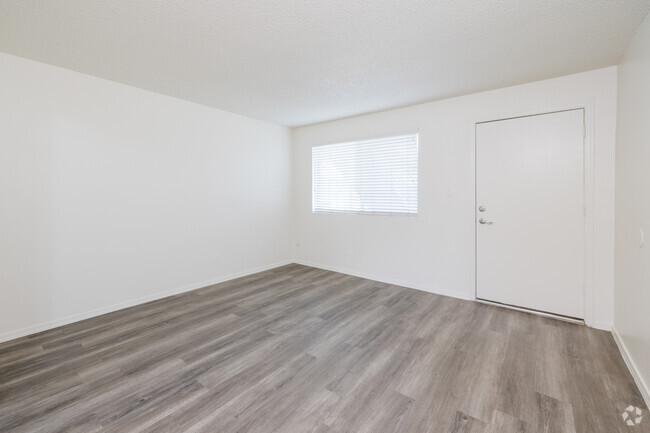 1BR, 1BA - 525SF - Living Room - Carol Mary