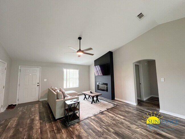 Building Photo - Charming 3-Bedroom Home in Ridge Crest Sub...
