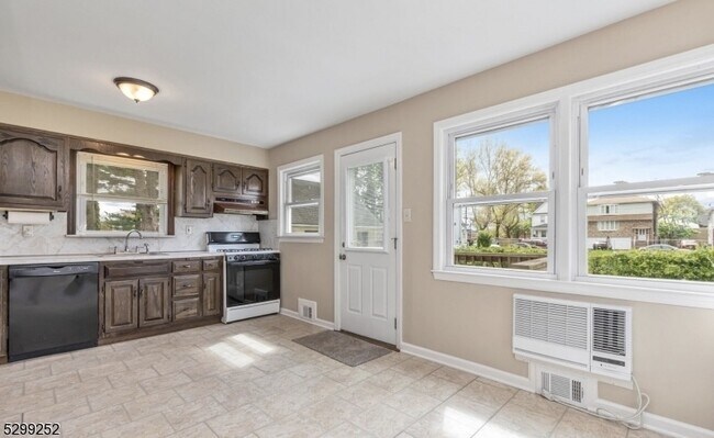 Building Photo - 208 N 16th St