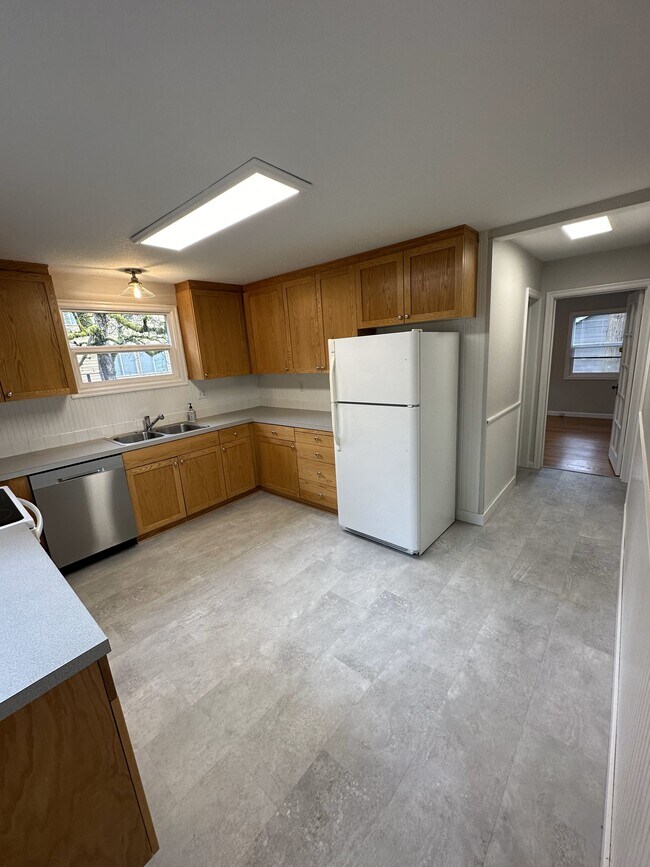 De la cocina al pasillo - 4509 SW Taylors Ferry Rd