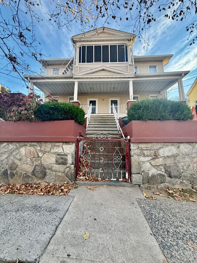 Building Photo - 251 S 5th Ave