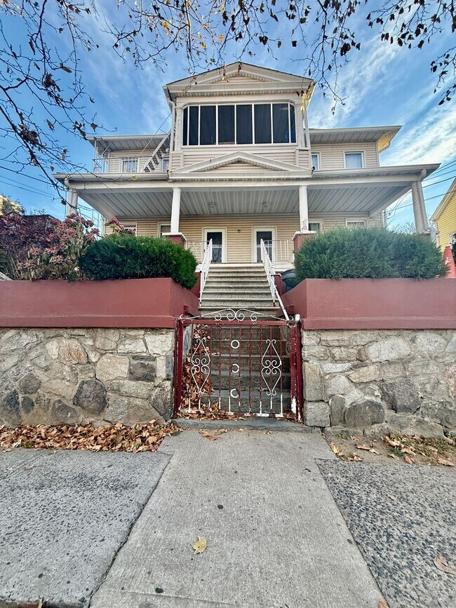 Building Photo - 251 S 5th Ave