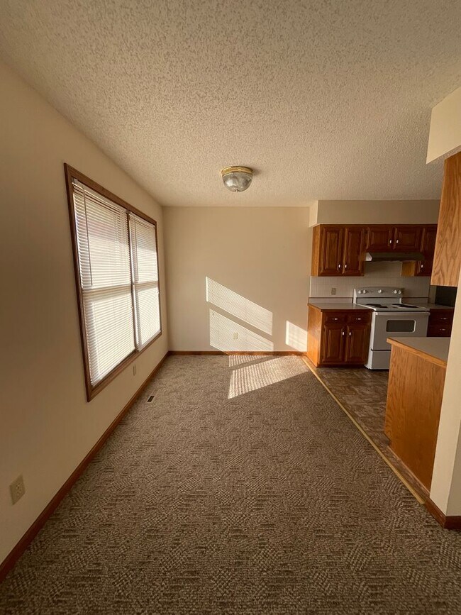 Foto del edificio - Very Nice 2 Bedroom 2 Bath w/Attached 1-Ca...