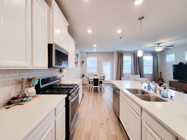 Foto del edificio - A true gem on a quiet corner lot, this spacious and sun-filled home is tucked away from street no...