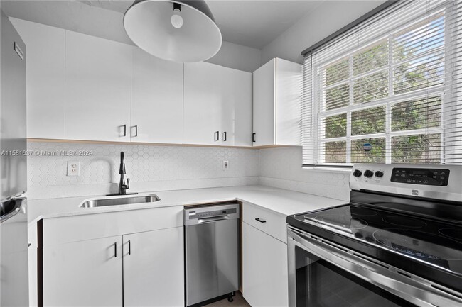 Building Photo - 3310 S Le Jeune Rd