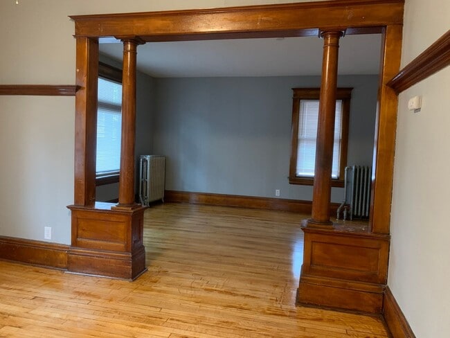 Building Photo - 3 bedroom 1 bath house in St. Paul!