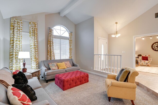 Building Photo - Beautiful Single Story Home !