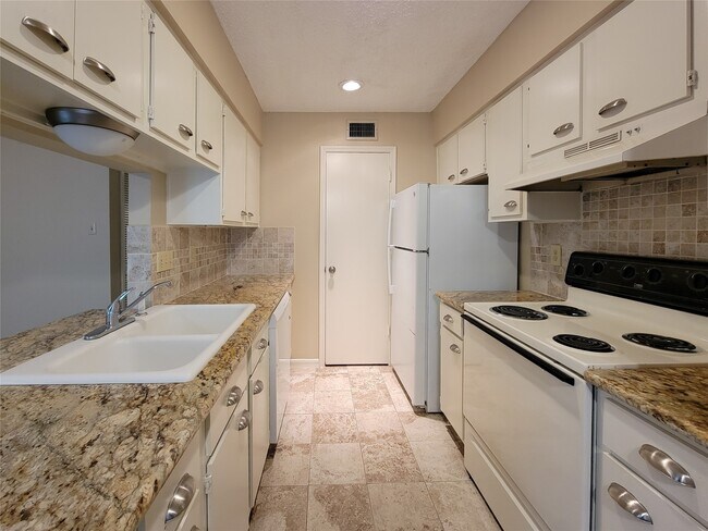 Foto del edificio - 700 Thicket Ln
