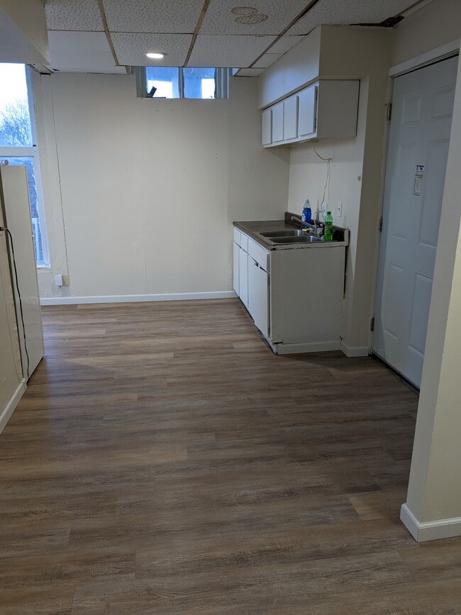 Kitchen/entry - 737 E Sandusky St