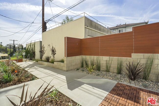 Foto del edificio - 6925 Knowlton Pl