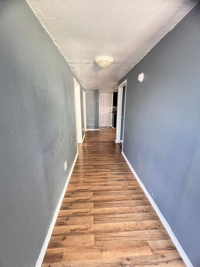 Foto del edificio - Two bedroom one bathroom located house on corner lot