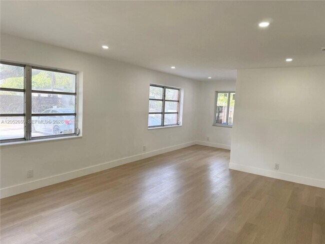 Foto del edificio - 890 SW 28th St