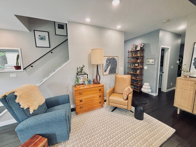Foto del edificio - Rare Minnehaha Parkway rental under 5k! Be...