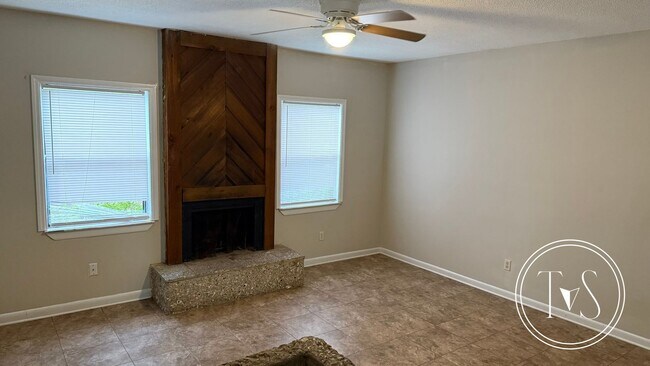 Foto del edificio - MOVE-IN SPECIAL: 50% OFF 1st FULL MONTH'S RENT!**