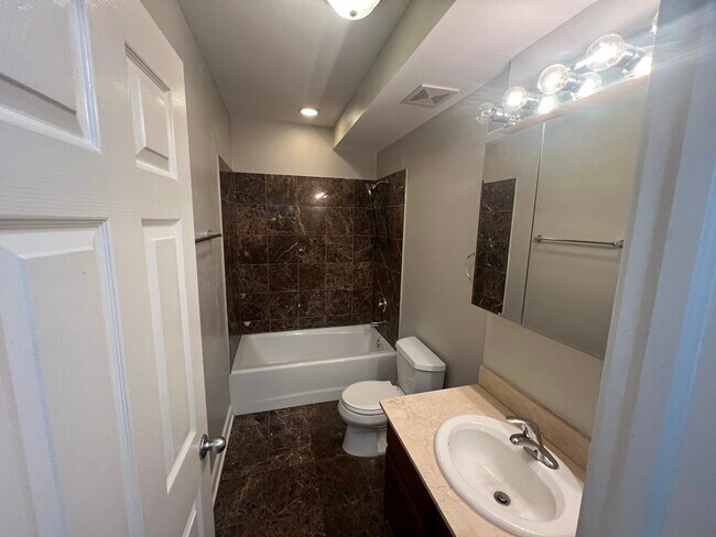 Foto del edificio - 9100 Lamon Ave