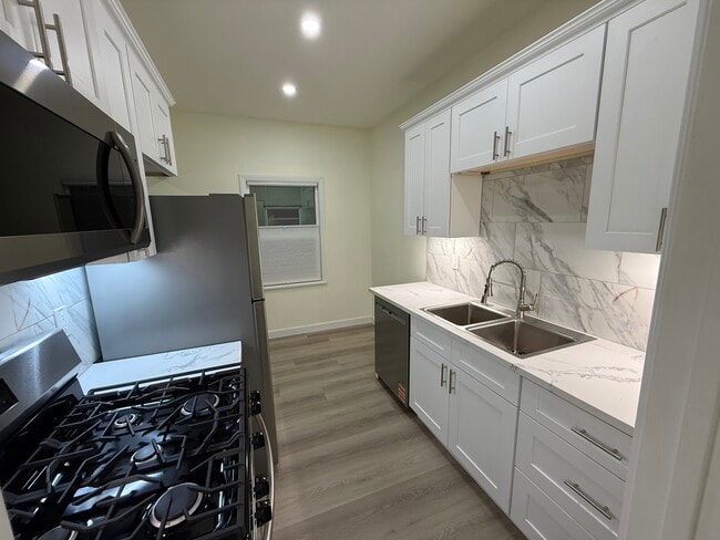 Building Photo - 208 N La Peer Dr