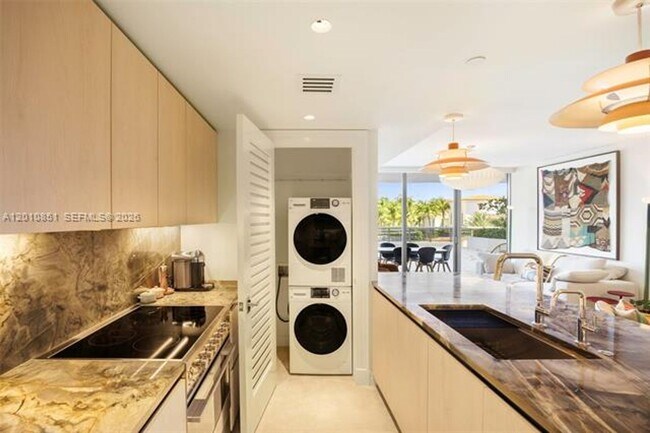 Foto del edificio - 5875 Collins Ave