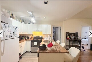 Building Photo - 322 St Paul St