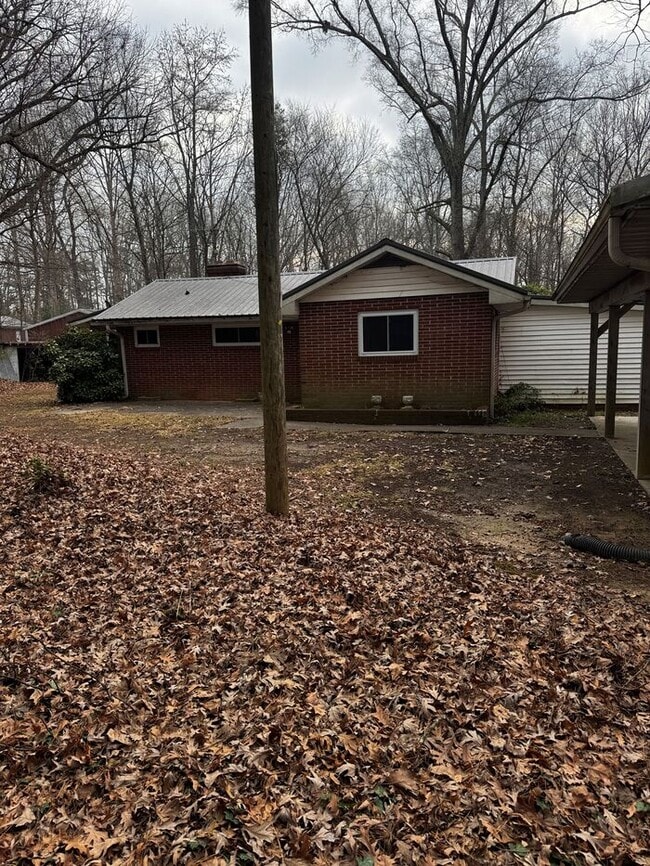 Foto del edificio - 215 Clark Rd