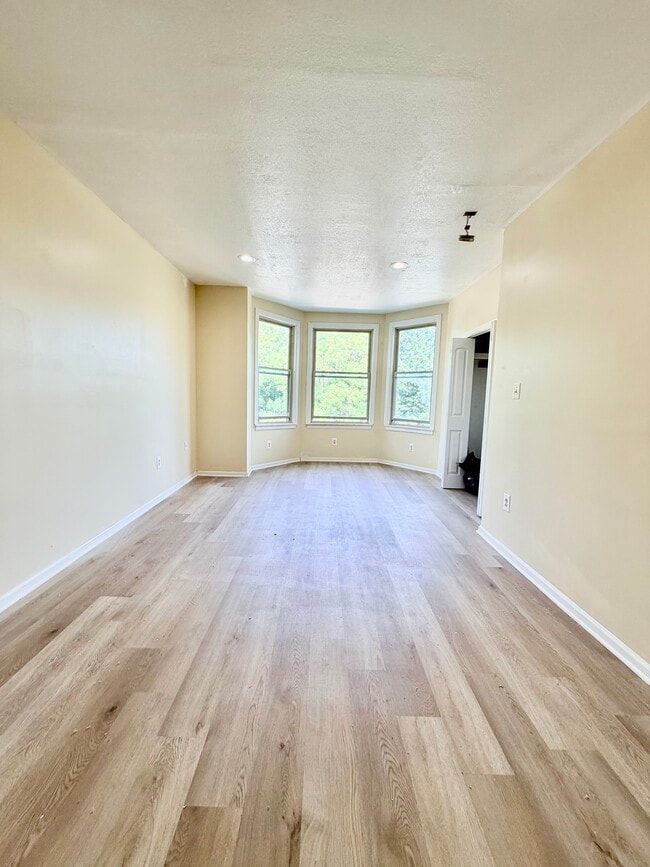 Building Photo - 2213 N 33rd St