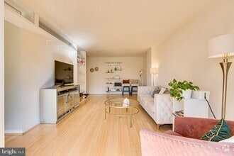 Building Photo - 2300 Pimmit Dr