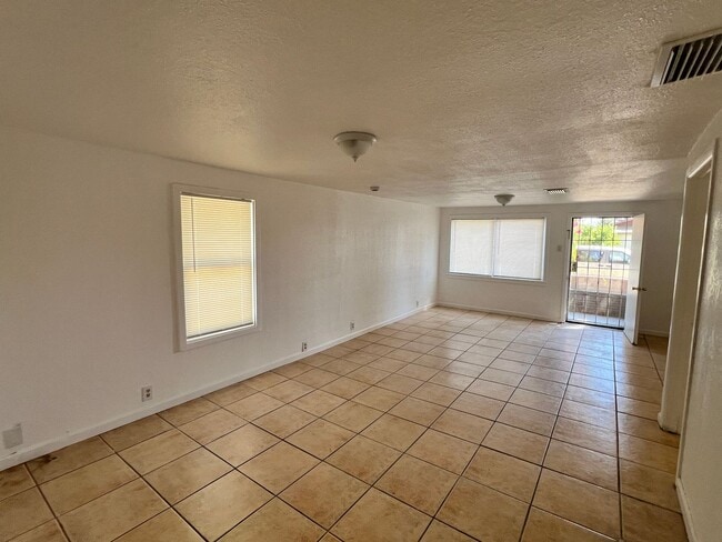 Foto del edificio - 3 Bedroom 1 Bath duplex with updated kitchen