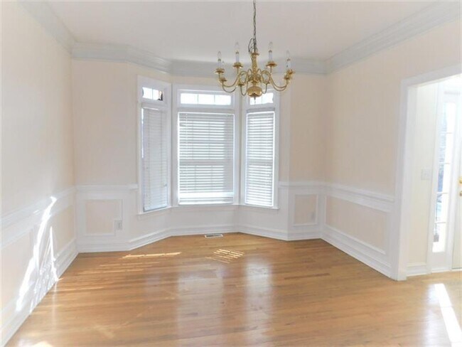 Foto del edificio - 3235 Lake Russell Way