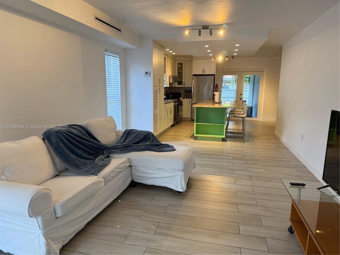 Foto principal - 2341 SW 17th Ave
