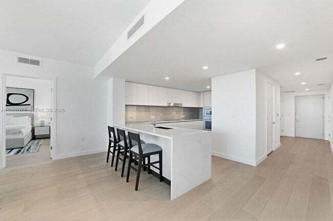 Foto del edificio - 9221 E Bay Harbor Dr