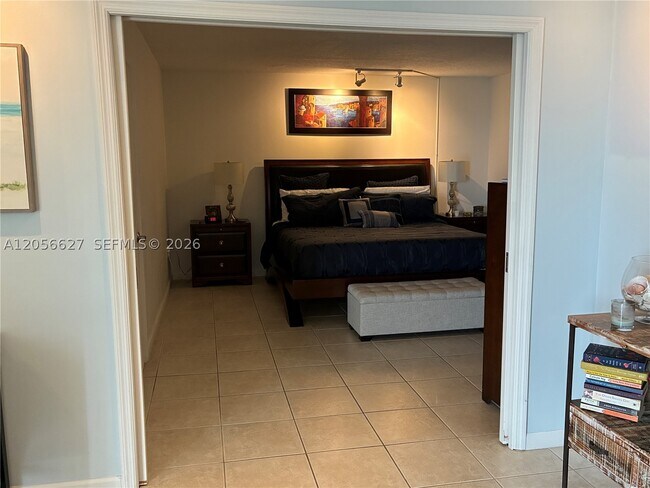 Building Photo - 6917 Collins Ave