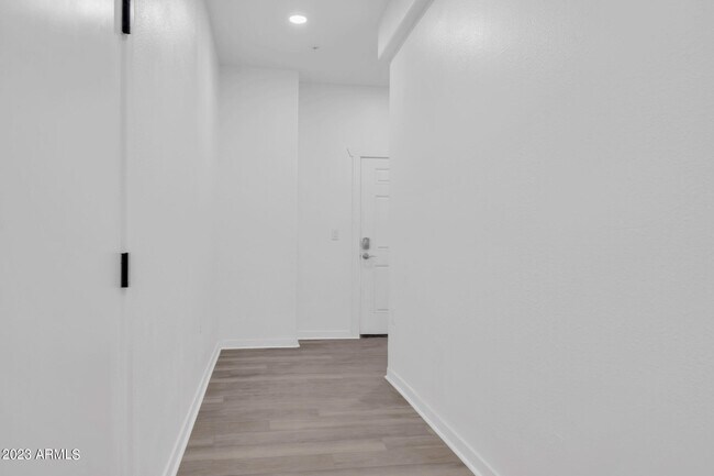 Building Photo - 830 S Farmer Ave