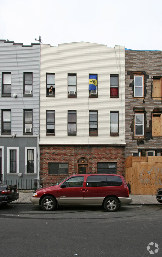 Primary Photo - 761 Hart St